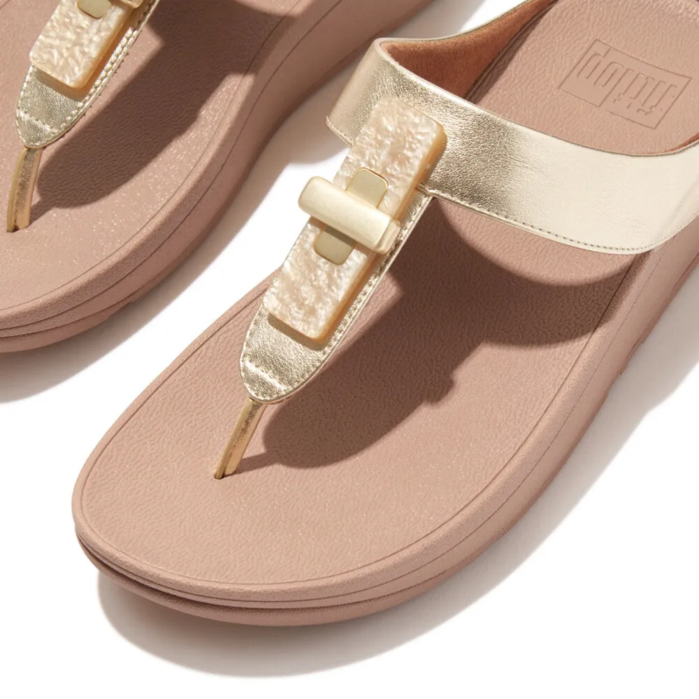 รองเท้าแตะแบบหูหนีบ ผู้หญิง รุ่น FINO RESIN-LOCK METALLIC LEATHER TOE-POST SANDALS